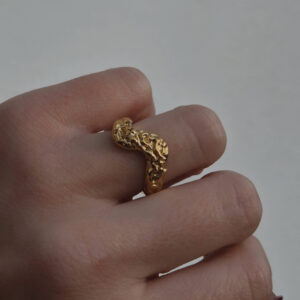χρυσό δαχτυλίδι με υφή σφυρήλατου anrine