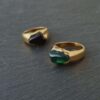 χρυσό δαχτυλίδι με πράσινη και μαύρη φυσική πέτρα ανρινε Δαχτυλίδι με ασύμμετρο σχέδιο και ημιπολύτιμη πέτρα